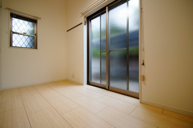 居室・リビング　落ち着いた色合いの床材を使用した居住空間