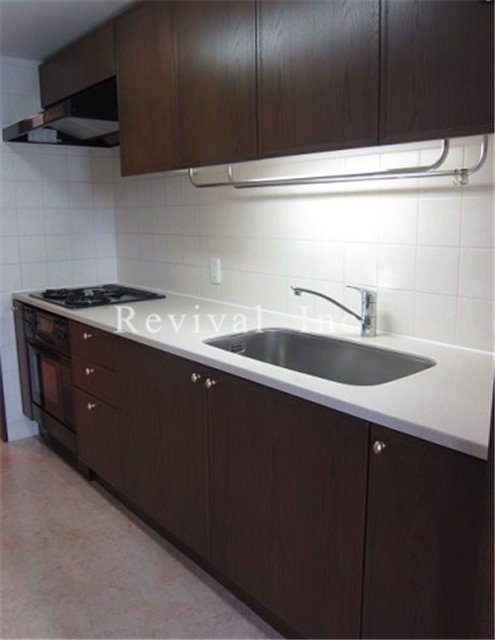 キッチン　広々したスペースのシステムキッチンです