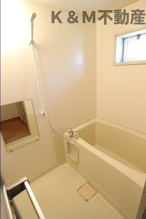 バス・シャワールーム　コンパクトで使いやすいお風呂です