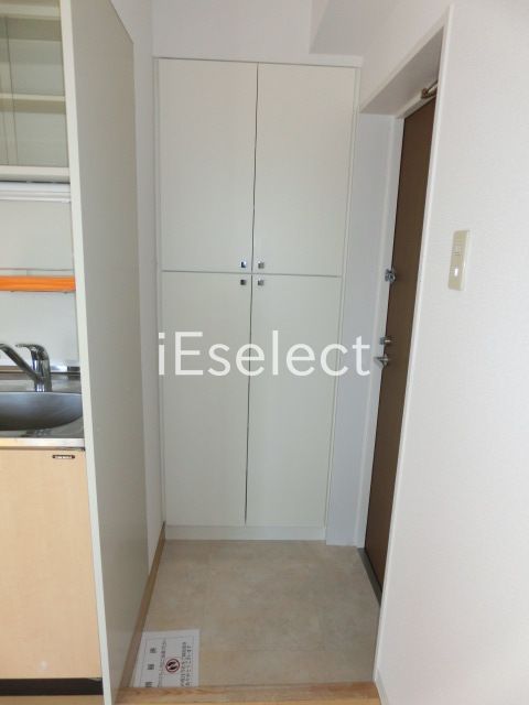 玄関　玄関には広々シューズボックスあります