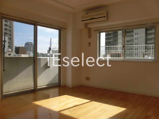 居室・リビング　２面採光で明るい洋室です。