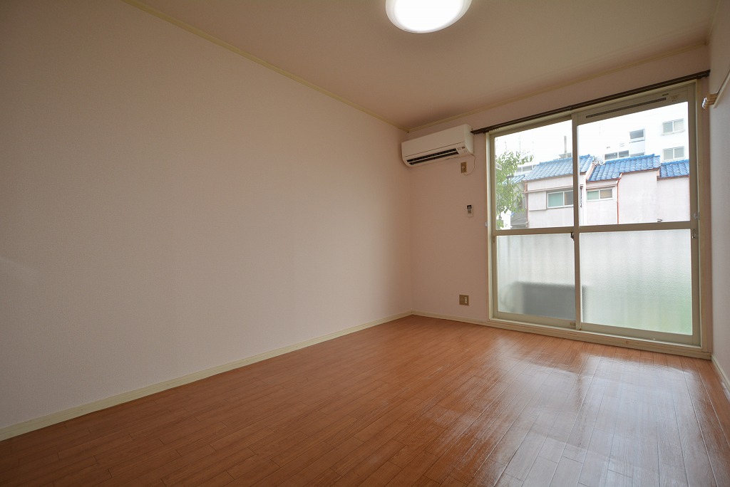 居室・リビング　床色が明るくて綺麗です♪