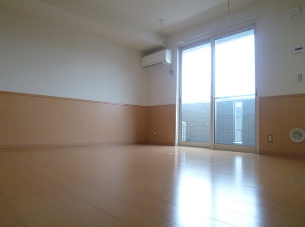 居室・リビング　※反転タイプの写真です