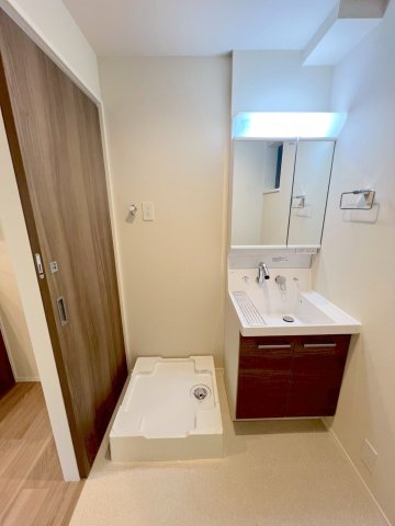 洗面設備　独立洗面台、朝の身支度には欠かせません