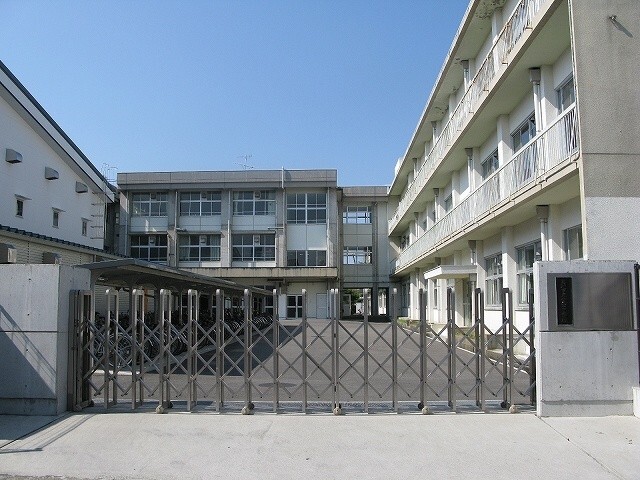 中学校　高知市立愛宕中学校（中学校）まで594m