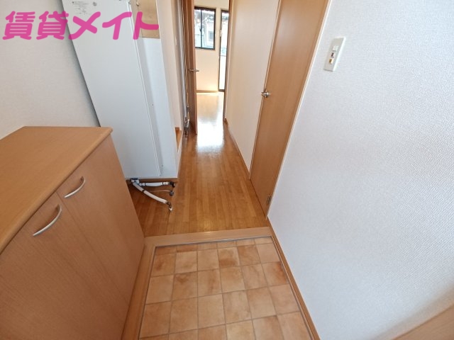 玄関　同物件反転タイプの画像です
