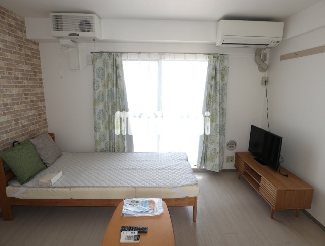 居室・リビング　家具家電つきのお部屋です