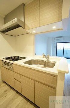 キッチン　写真は同マンション別号室のものとなります。