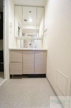 洗面設備　写真は同マンション別号室のものとなります。