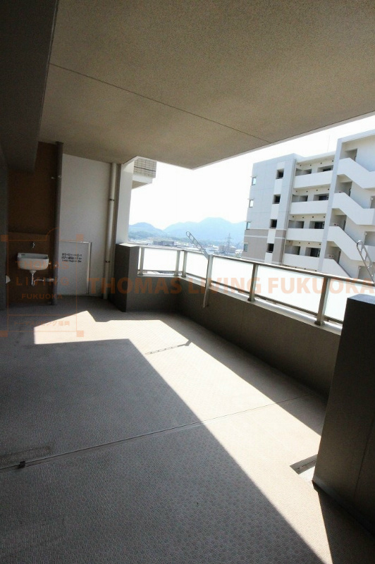 バルコニー　幅も奥行も広々です。(写真は別間取りのものです)