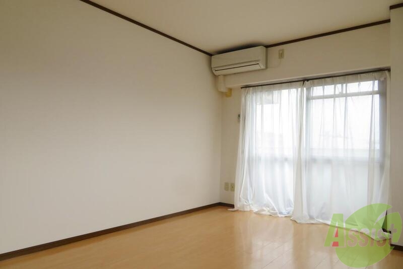 居室・リビング　大きな窓から入る日差しが暖かいお部屋です。