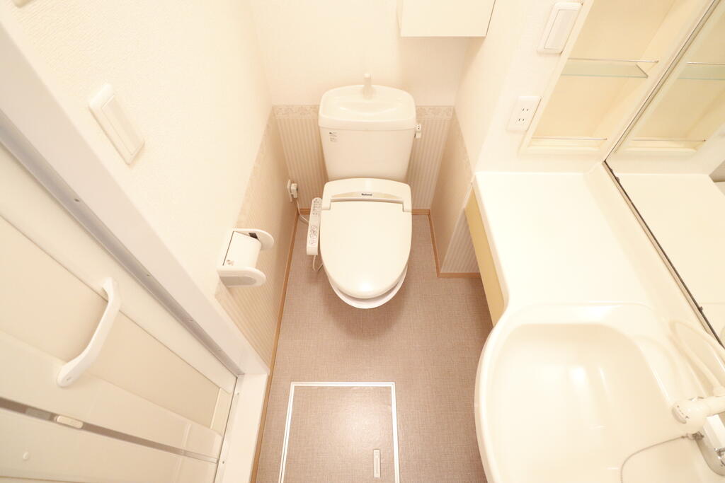 トイレ　温水洗浄暖房便座付きトイレです♪
