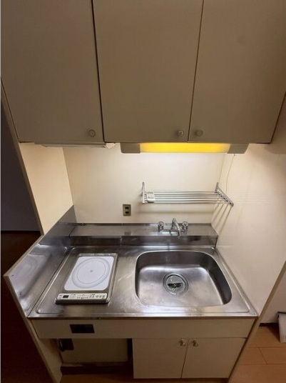 キッチン　IHコンロのミニキッチンです。棚や収納もあります。
