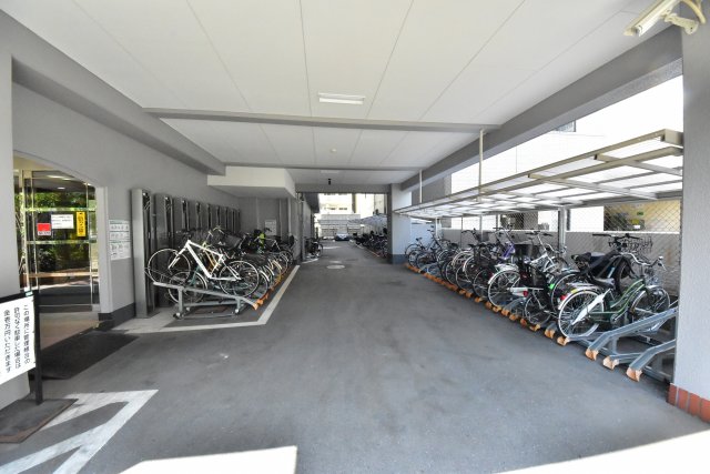 駐車場　入居者専用の駐輪スペースあります。