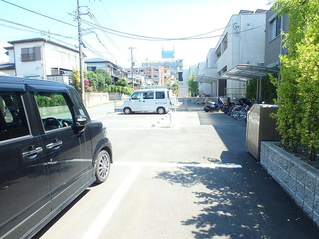 駐車場　●敷地内で駐車場確保できます♪