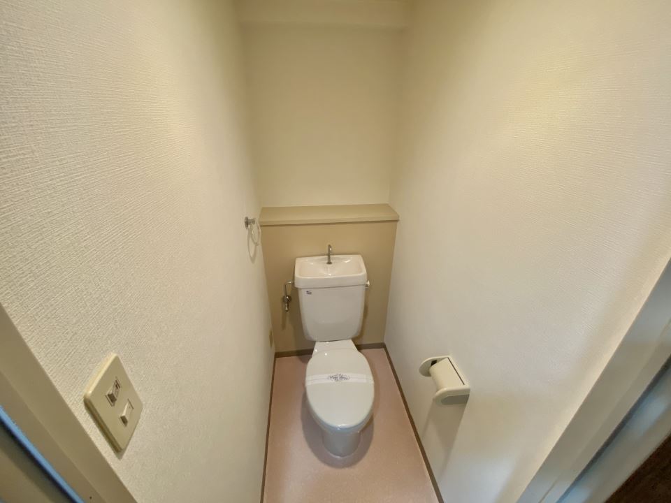 トイレ　洋式トイレ　棚が便利です