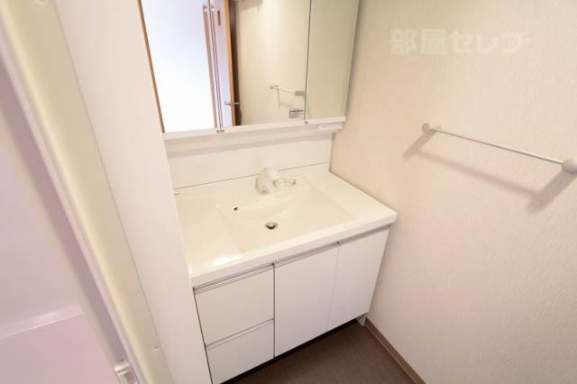 洗面設備　大きな鏡が便利な洗面台。