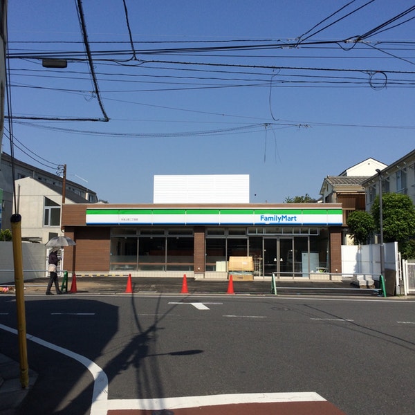 コンビニ　ファミリーマート 杉並宮前五丁目店（コンビニ）まで672m