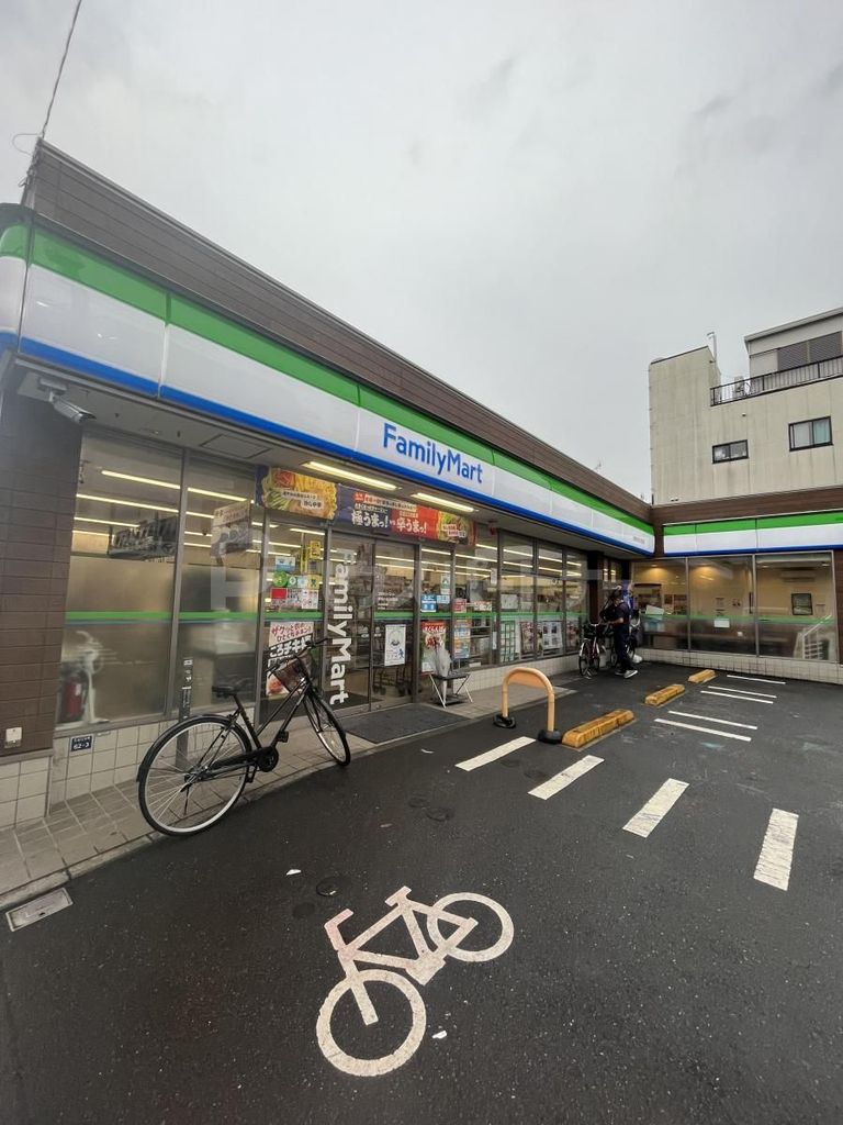 コンビニ　ファミリーマート板橋大谷口北町店（コンビニ）まで240m