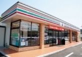 コンビニ　セブンイレブン（コンビニ）まで549m