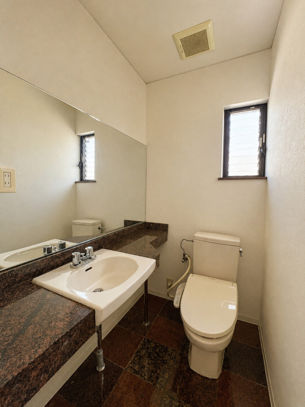 土入戸建のトイレ写真