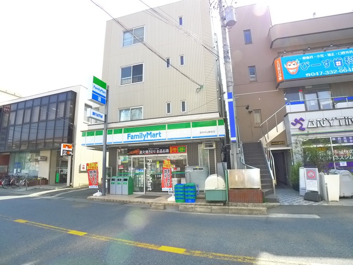 コンビニ　ファミリーマート（コンビニ）まで844m