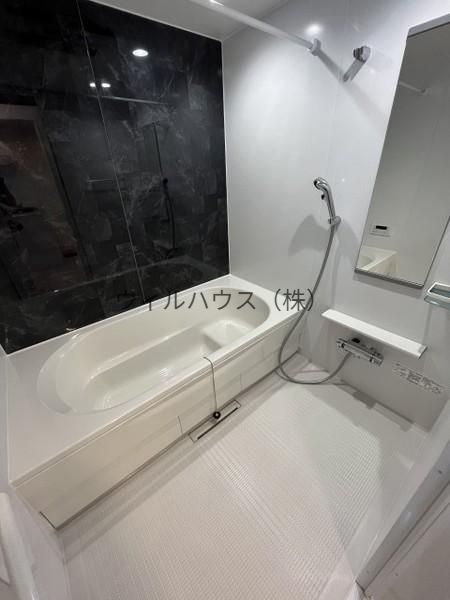 バス・シャワールーム　浴室乾燥機、追い焚き機能付きバス！