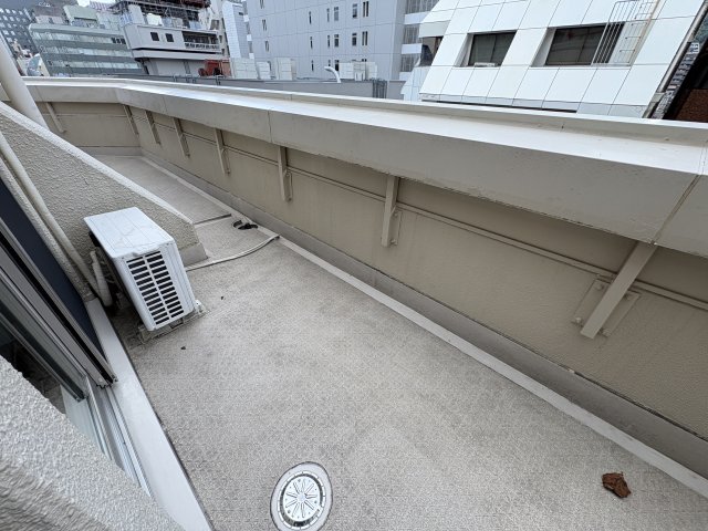 バルコニー　暖かな日差しのふりそそぐバルコニー