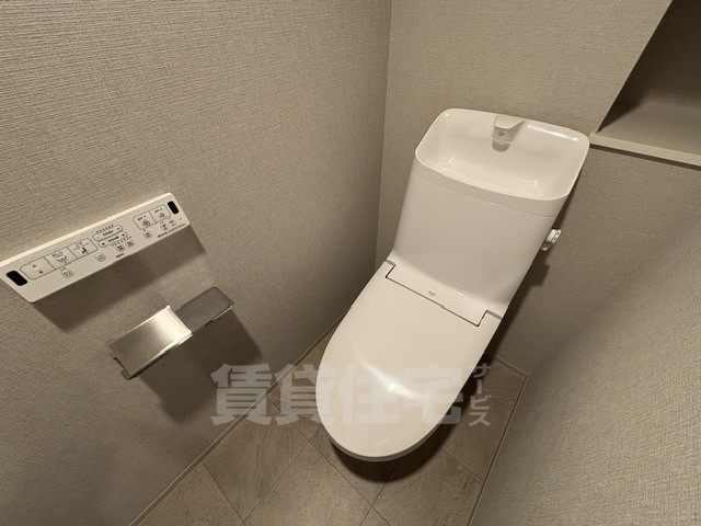 南海本線 堺駅 徒歩7分 15階建 築1年のトイレ写真