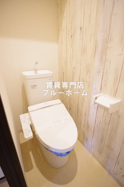 トイレ　収納棚・温水洗浄便座付きのトイレです！