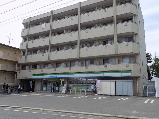 コンビニ　ファミリーマート（コンビニ）まで390m