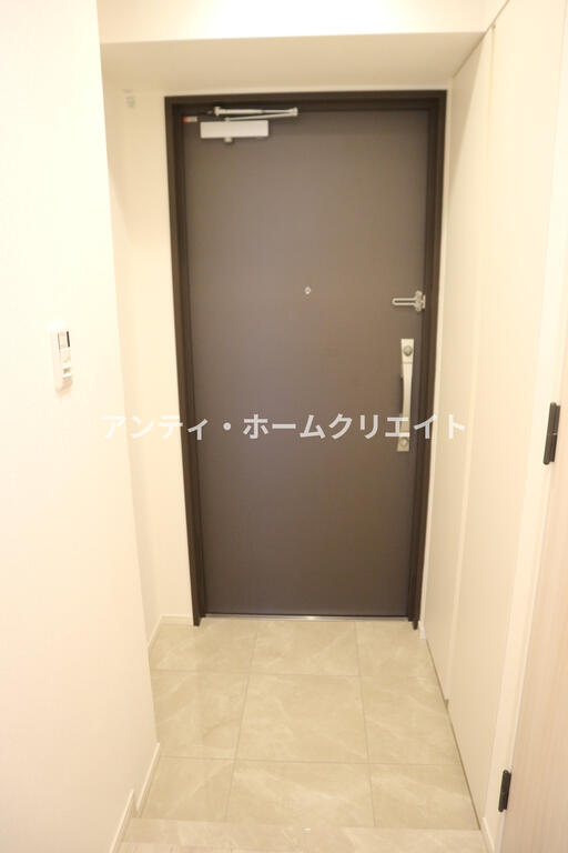 玄関　同タイプ4階の室内写真となります