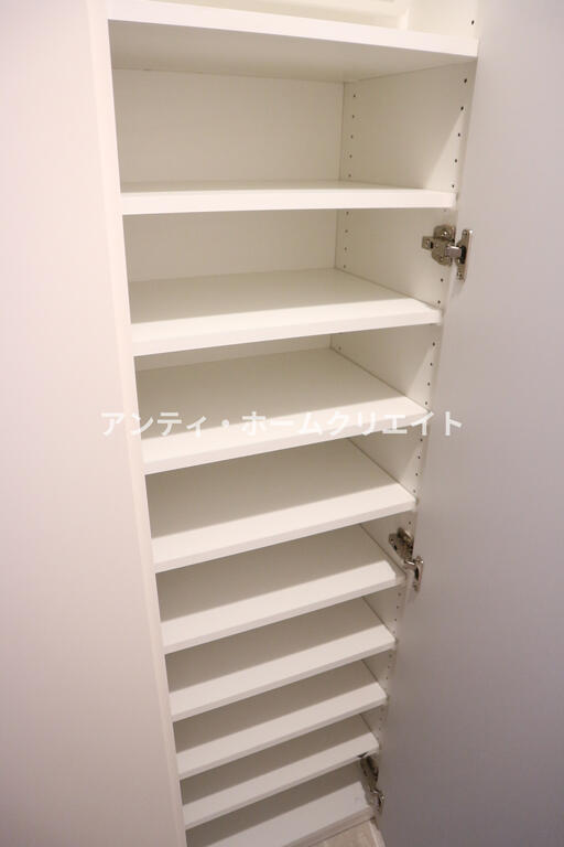 収納　同タイプ4階の室内写真となります