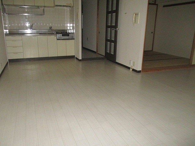 地下鉄四つ橋線 住之江公園駅 徒歩1分 13階建 築32年の居間写真
