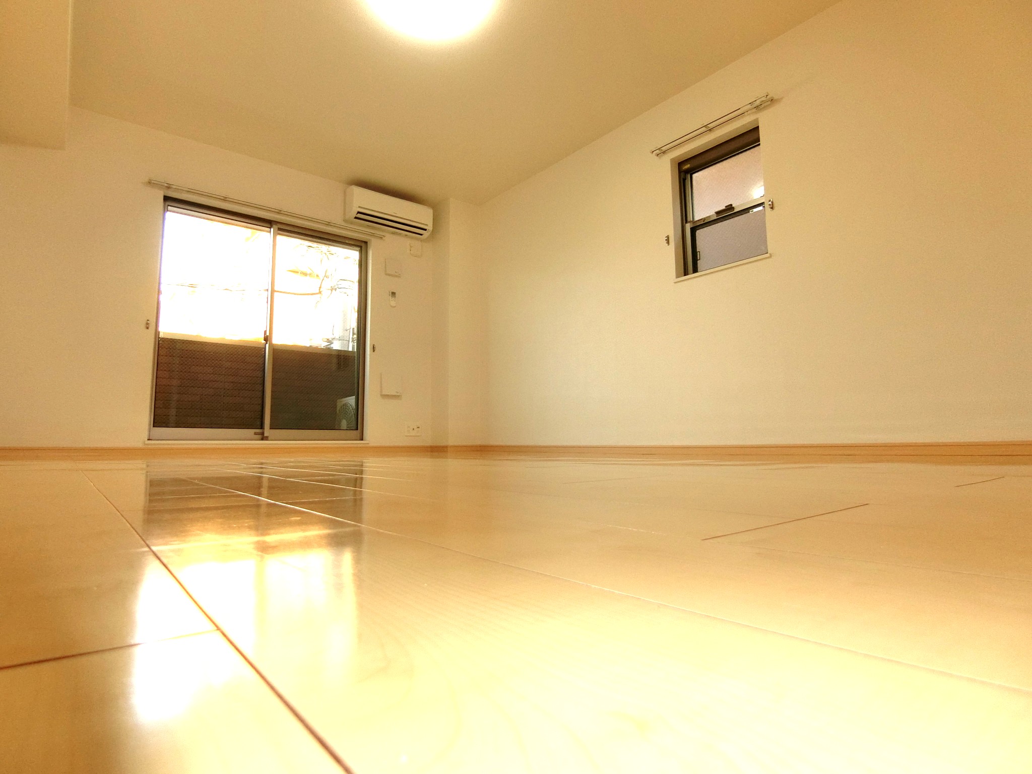 その他部屋・スペース　エアコン完備の明るく広々とした12帖のお部屋です☆