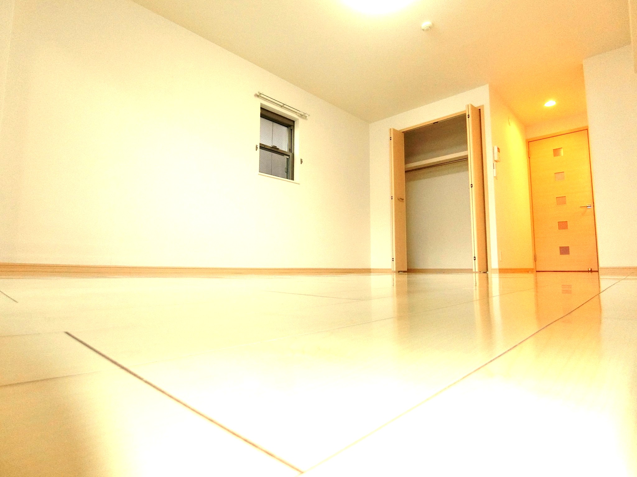 その他　クローゼット完備の明るく広々とした12帖のお部屋です☆