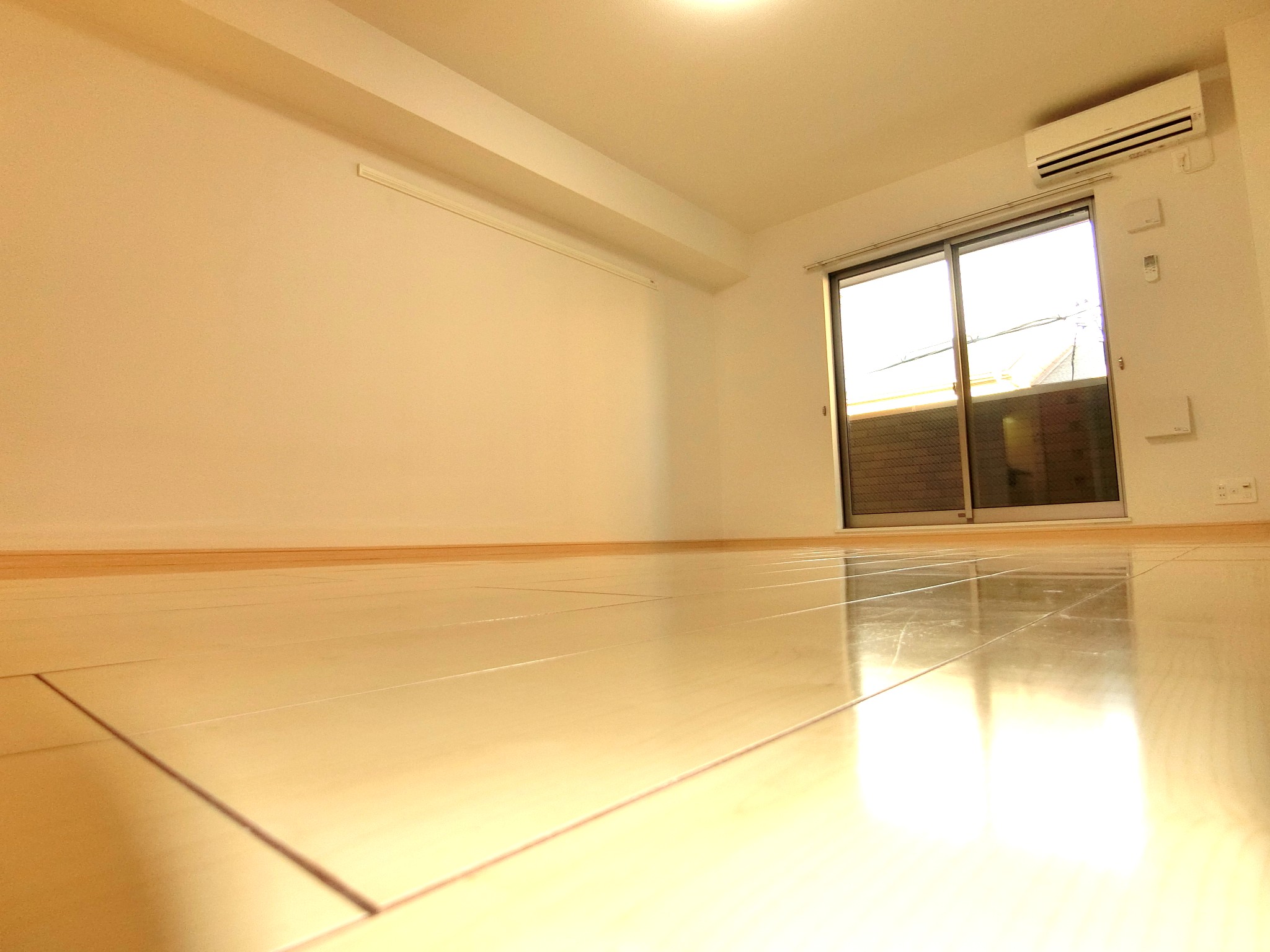 その他設備　エアコン完備の明るく広々とした12帖のお部屋です☆