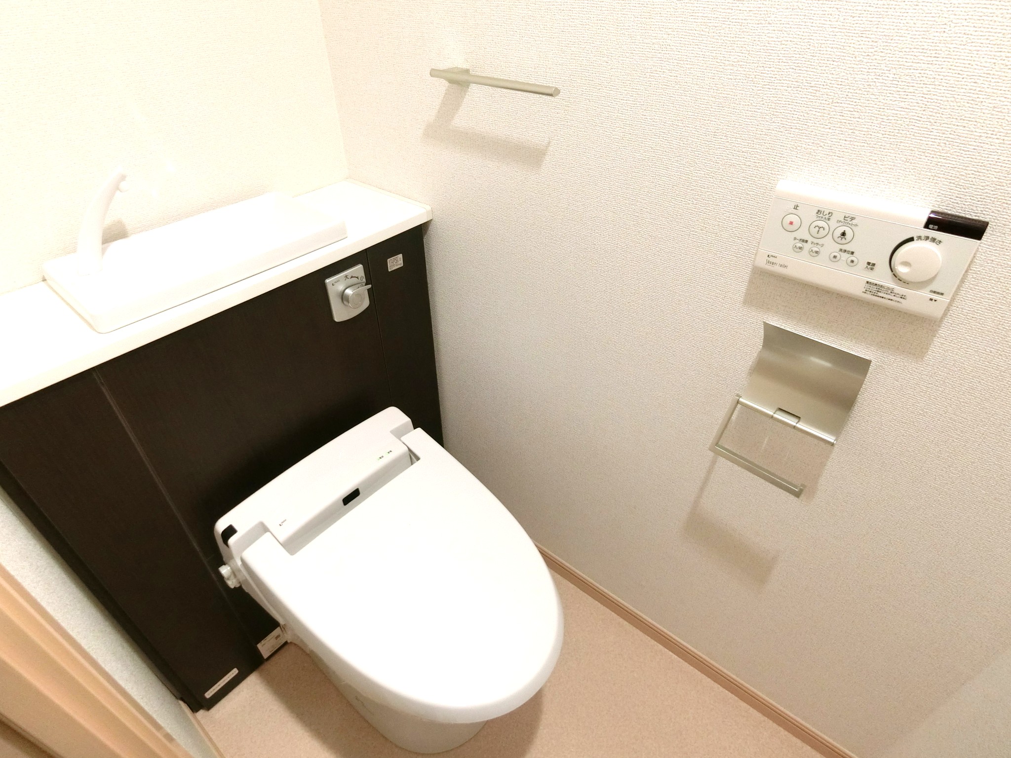 トイレ　温水洗浄機付のトイレです☆