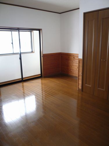 居室・リビング　南側に窓があるので光が差し込みます