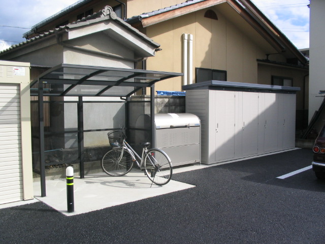 駐車場　ゴミ収集庫：外物置