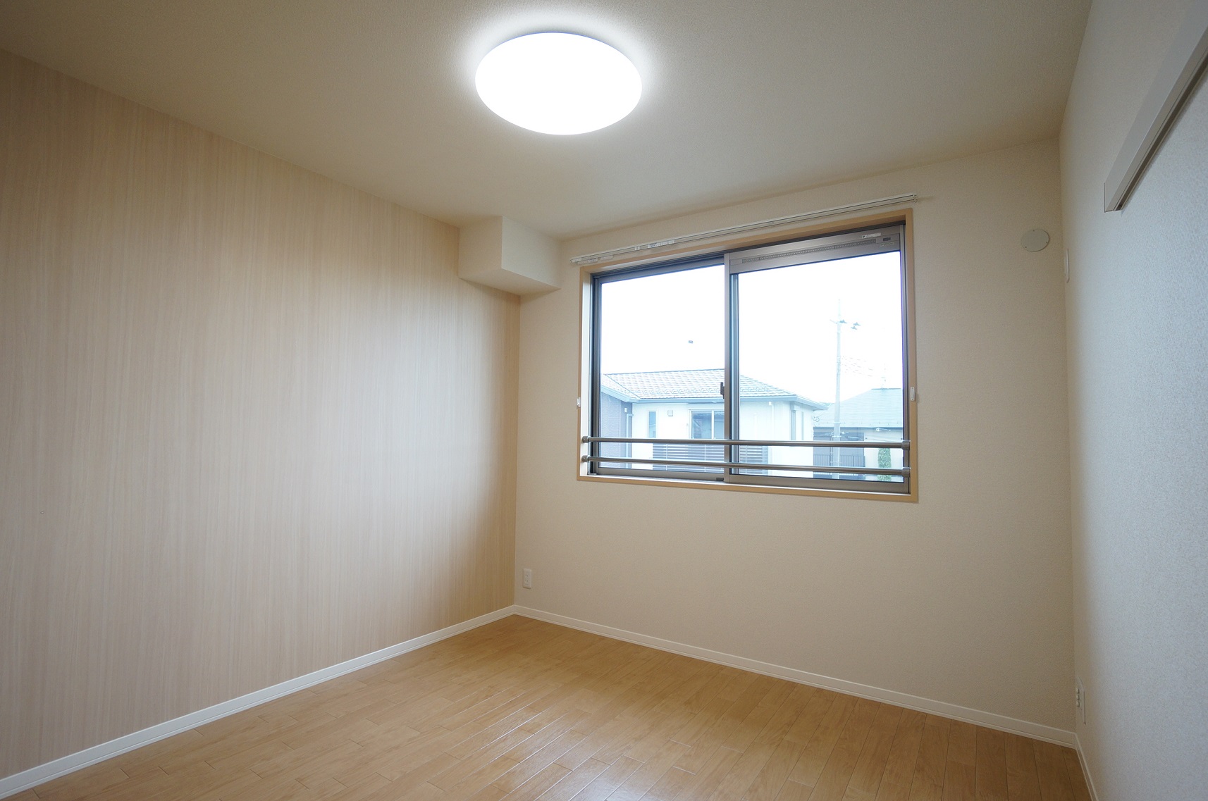 居室・リビング　やわらかい色合いのアクセントクロスです。