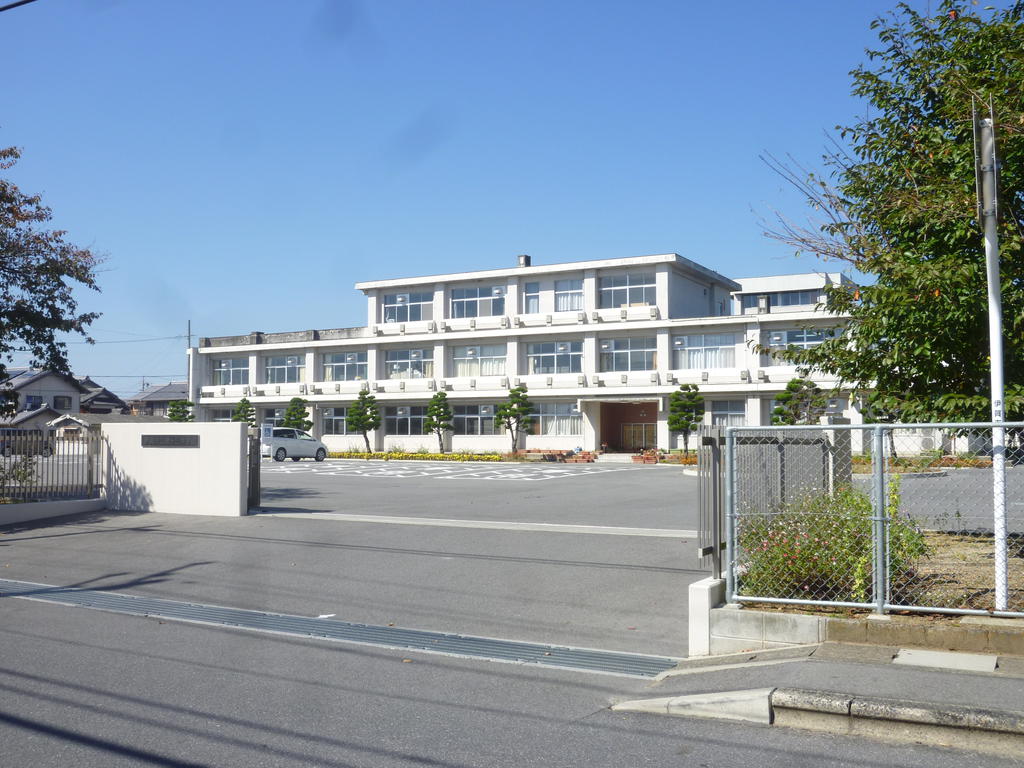 中学校　伊賀市立緑ヶ丘中学校（中学校）まで973m