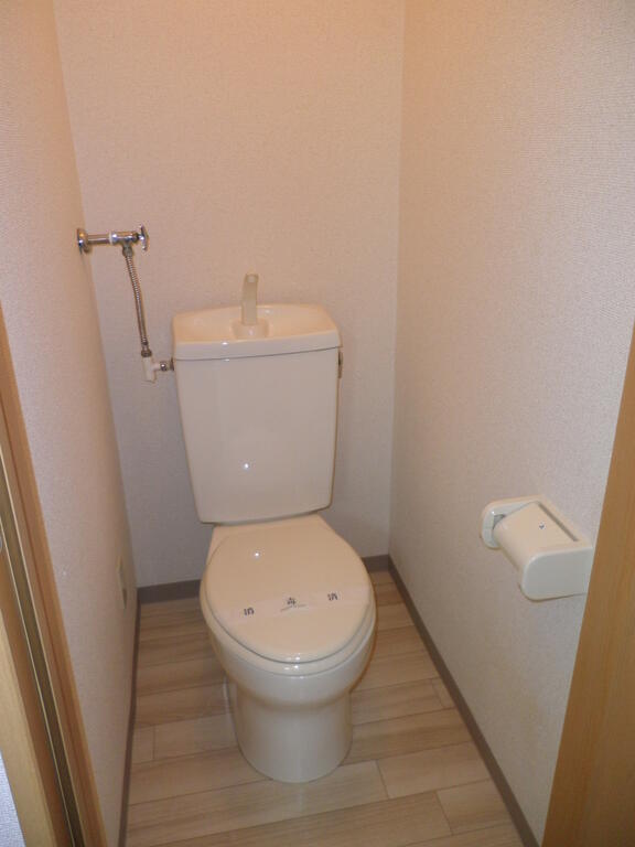 地下鉄東西線 白石駅 徒歩6分 2階建 築50年のトイレ写真