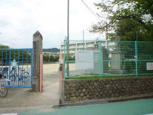 小学校　箕面市立箕面小学校（小学校）まで271m