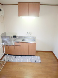 キッチン　マット他家具はついておりません。