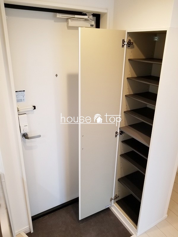 玄関　シューズボックス完備！靴の収納には困りませんね♪