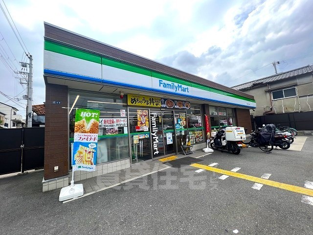 コンビニ　ファミリーマート　東大阪六万寺町（コンビニ）まで889m
