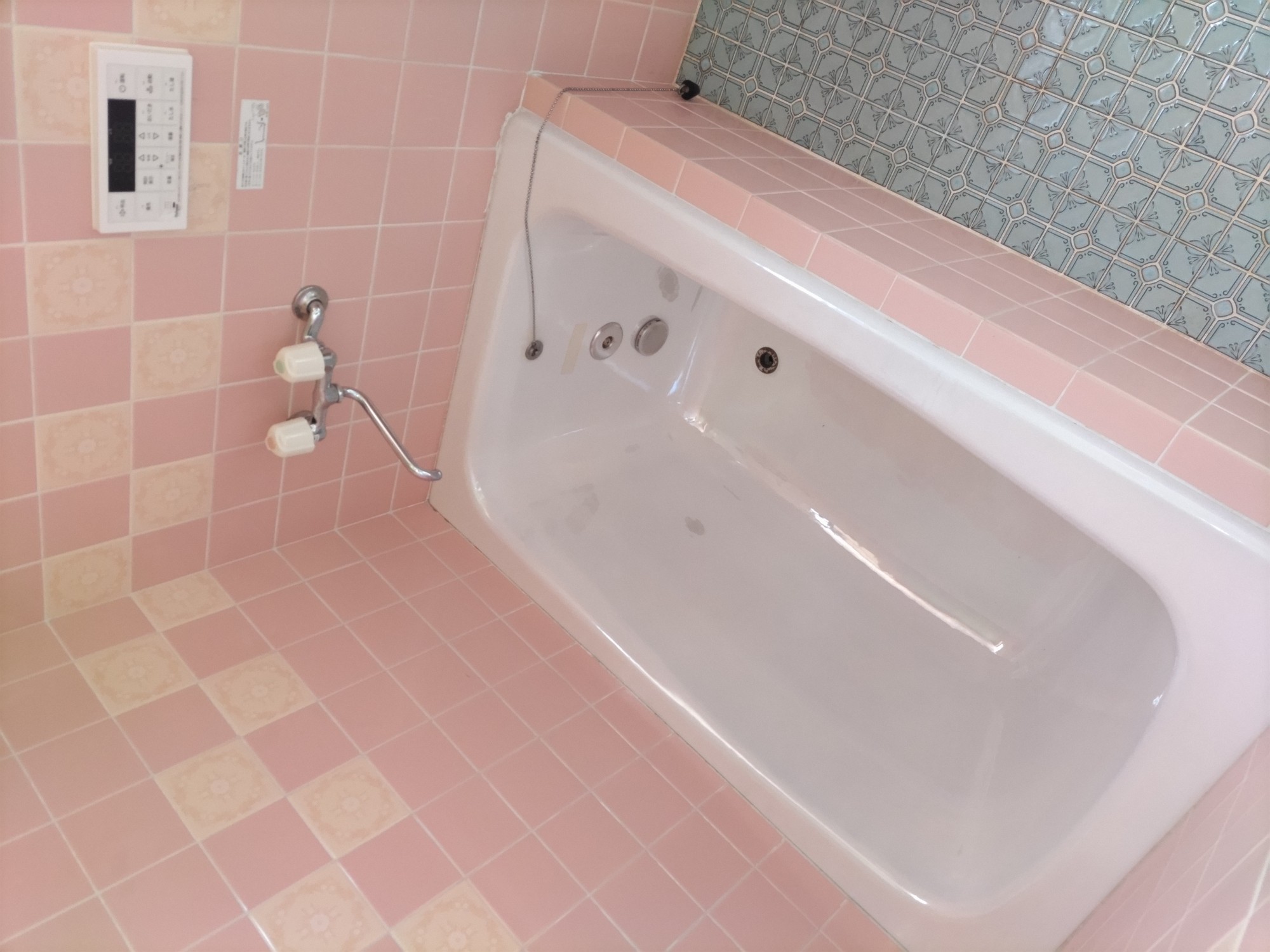 バス・シャワールーム　浴槽は追い焚き機能付き