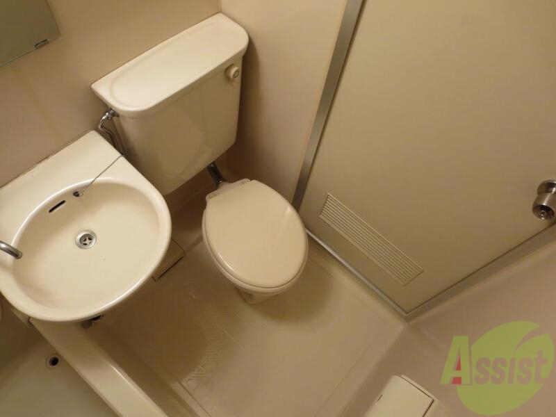 トイレ　お風呂と一体型のお手洗い広く感じます