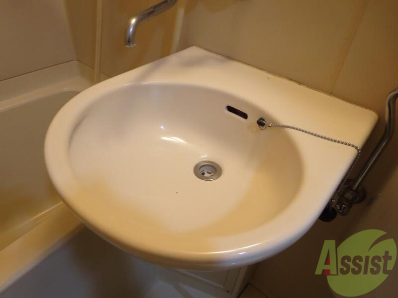 洗面設備　お風呂と一体化の洗面台、シャワーと歯磨き一緒にできます。